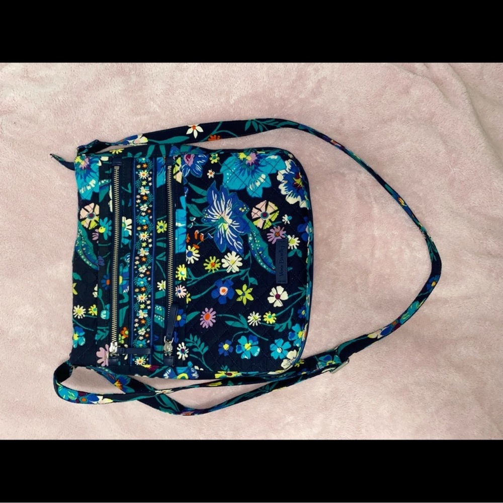 Vera Bradley Crossbody Bag 👜 - Picture 2 of 8
